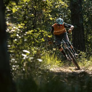 Matěj Charvát na svém stroji Banshee Titan, na který nikdy nedá dopustit! 👍🏻 jestli taky sháníš opravdovou enduro zbraň,...